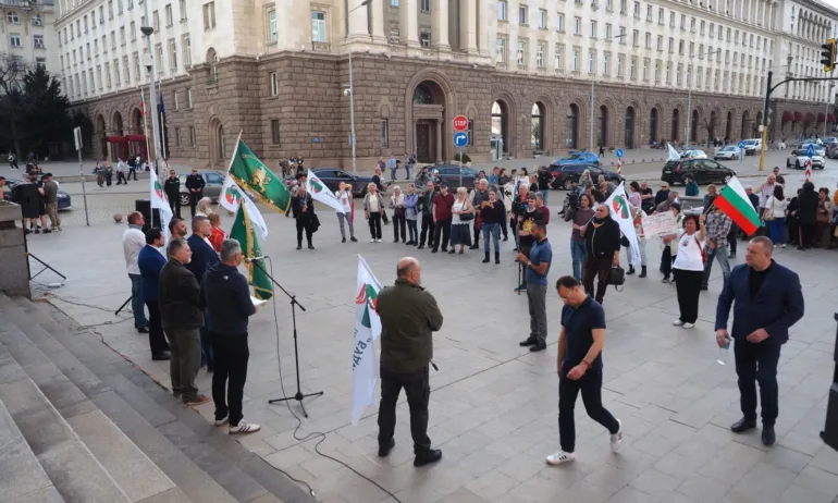 Протест пред сградата на НС в София. Искат оставката на правителството и ЦИК - Tribune.bg