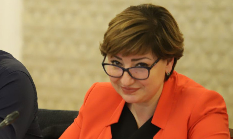 Анна Александрова: Управляващите купуват депутати и съвести, за да останат на власт - Tribune.bg