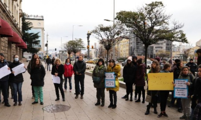 Родители на протест пред президентството, искат и големите деца да се върнат на училище - Tribune.bg