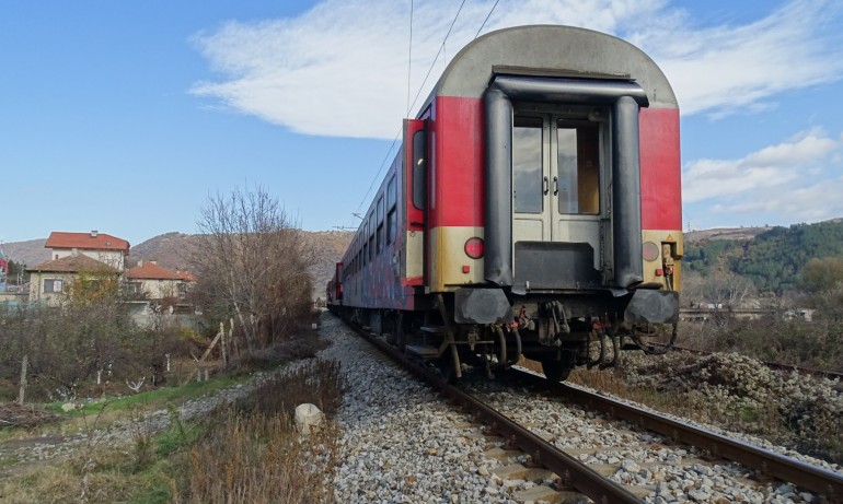 Младеж загина, след като е бил блъснат от влак преди жп гара Кресна - Tribune.bg