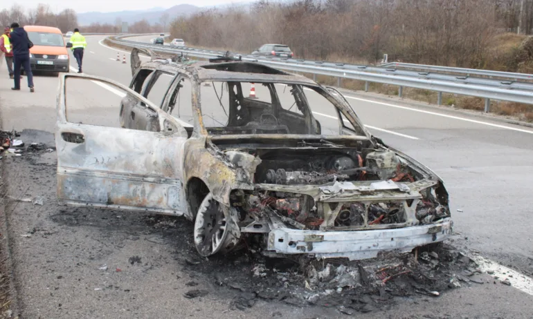Кола се запали на АМ Струма (СНИМКИ) - Tribune.bg
