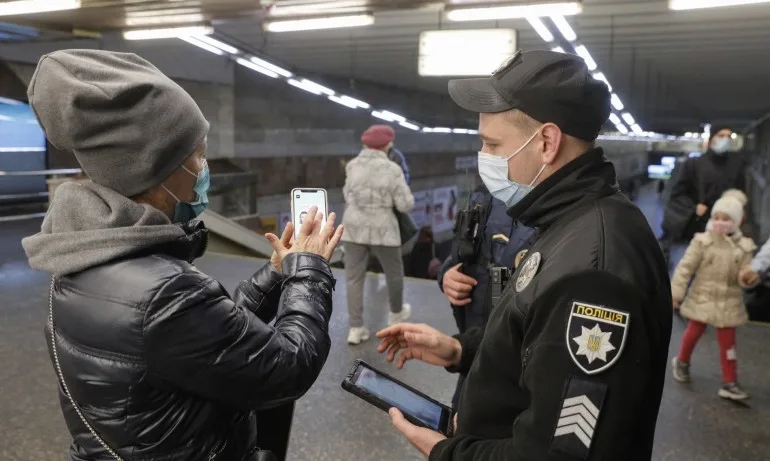 Украйна криминализира ползването и издаването на фалшиви сертификати за COVID ваксинация - Tribune.bg