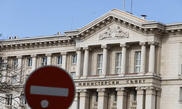 Силният вятър в София отнесе ламарини от покривите на МС и БАН - Tribune.bg