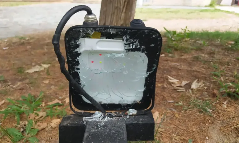 Пореден вандалски акт в Благоевград! Част от художественото осветление в квартал Вароша е унищожено - Tribune.bg