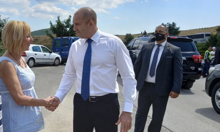 Само Манолова от лидерите се качи при Радев на честванията на Шипка - Tribune.bg