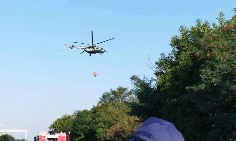 Тежка нощ в Казанлък: Борбата с пожара продължава - Tribune.bg