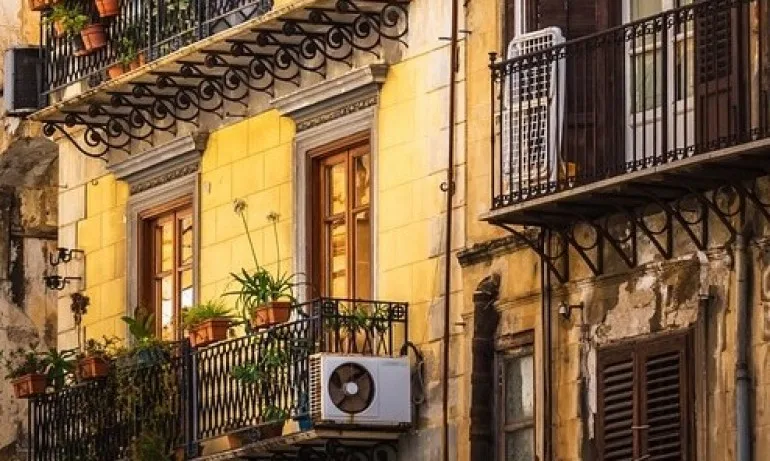 Климатици ще се махат само от фасадите на сгради-паметници на културата - Tribune.bg