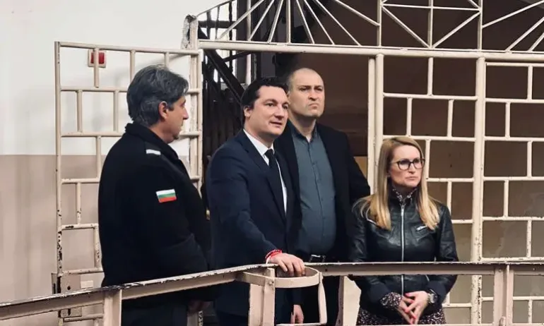 Министърът на правосъдието Крум Зарков инспектира днес затвора в София.Двамата