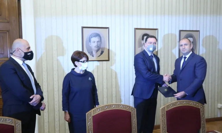 Радев връчи мандата на Даниел Митов от ГЕРБ - Tribune.bg