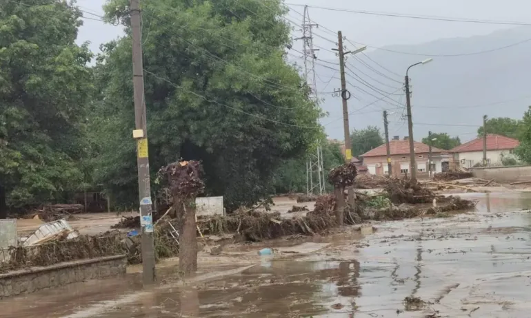 Властите: Няма жертви, ранени и бедстващи при наводненията в Карловско, разрушени са къщи - Tribune.bg