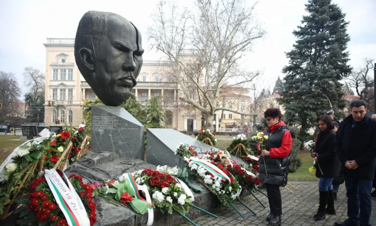 С военна церемония днес беше отбелязана 171-годишнината от рождението на Стефан Стамболов - Tribune.bg