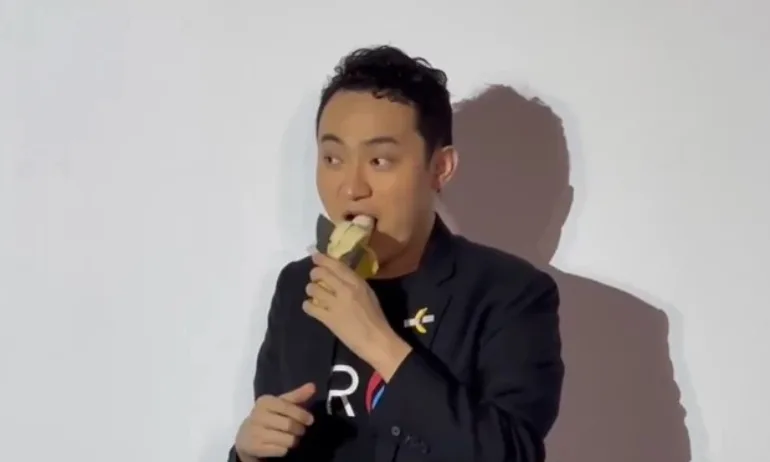 Предприемачът купил творбата Комик за 6,2 млн. долара, изяде банана (ВИДЕО) - Tribune.bg