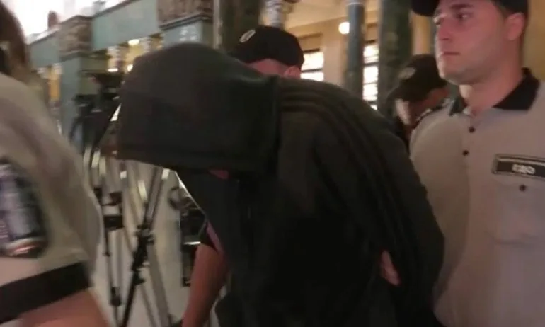 4 години затвор за хулигана, който рани полицайка с бомбичка - Tribune.bg