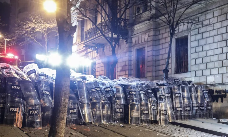 Поредна нощ на протести и сблъсъци в Грузия - Tribune.bg