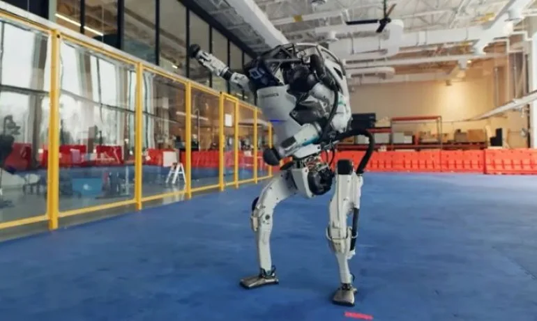 Роботи изпратиха годината с танц (ВИДЕО) - Tribune.bg