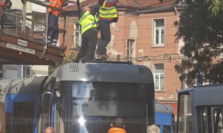 Два трамвая с номера 1 и 6 се сблъскаха на кръстовището на бул. Христо Ботев и ул. Струга в София - Tribune.bg