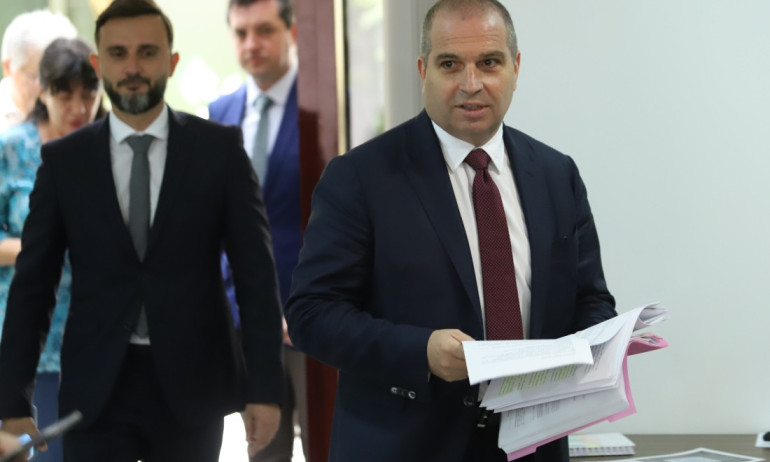 МРРБ в отговор на ПП: Караджов не предлага, а предупреждава за дупка от над 3,9 млрд. лв - Tribune.bg