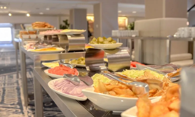 Хванаха близо 700 кг храни с изтекъл срок на годност в бг хотели - Tribune.bg