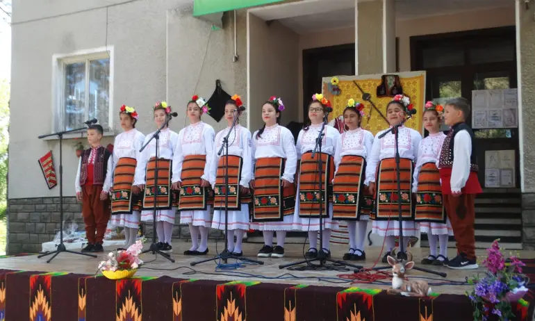 В Дъбен се проведе десетото издание на региналния фолклорен събор С музика и песен всяка есен - Tribune.bg