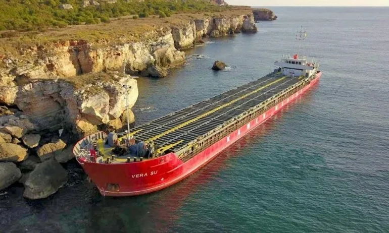 Има изтичане на азотна тор от заседналия край Камен бряг кораб, твърдят водолази - Tribune.bg