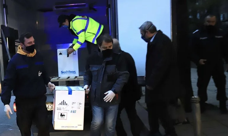 Първите ваксини тръгват към Пловдив и Бургас - Tribune.bg