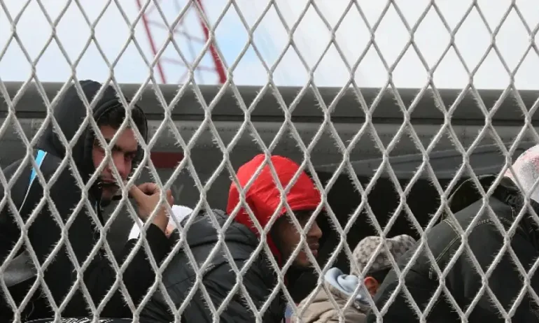 Бежанските лагери в страната са препълнени - Tribune.bg