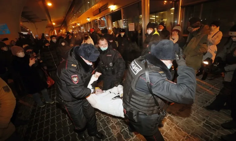 Арести на московското летище, задържаха близки съюзници на Навални - Tribune.bg
