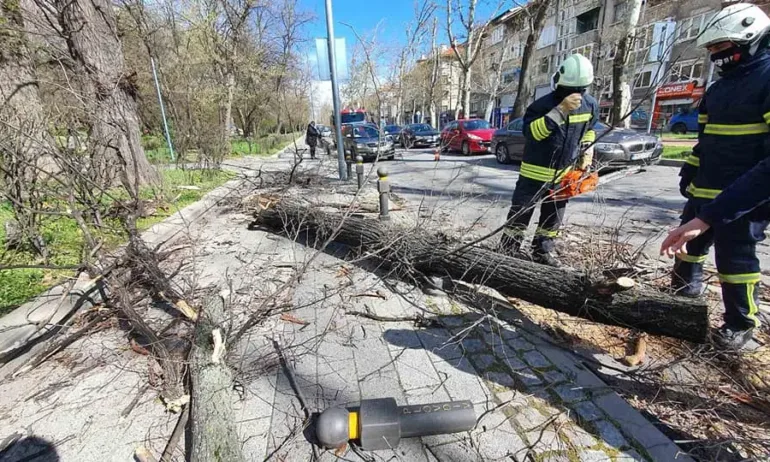Силният вятър в района на Пловдив и Пазарджик не спира