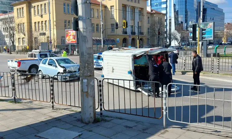 Катастрофа в София, има обърната линейка (СНИМКИ) - Tribune.bg