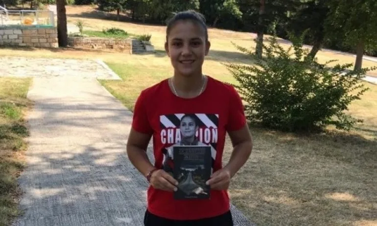 Златната Ивет Горанова подкрепи мисията на книгата Останете живи - Tribune.bg