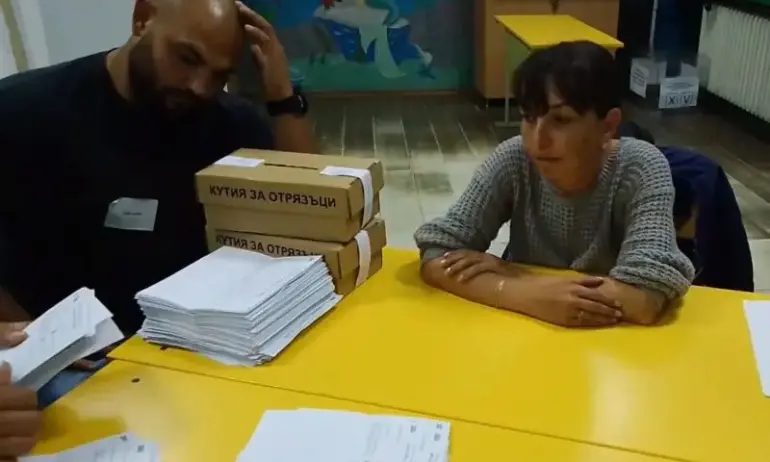Скандално видео от Врачанско - членове на СИК дописват преференции за общински съветници (ВИДЕО) - Tribune.bg