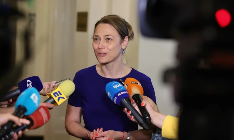Неофициално: Ива Митева се връща в парламента - Tribune.bg