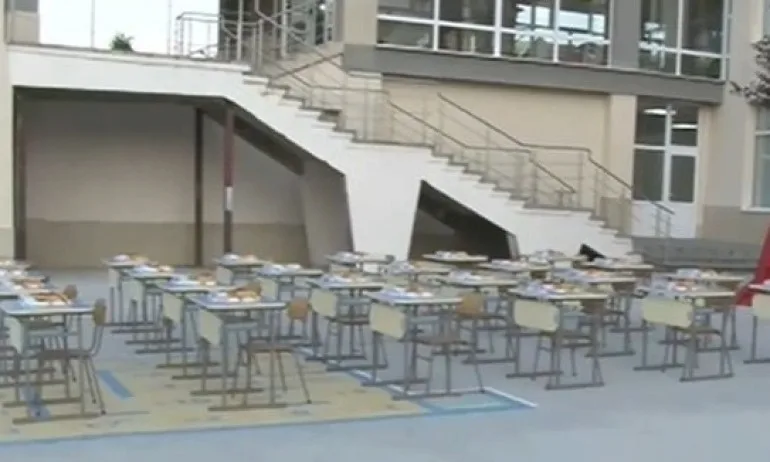 Класна стая на открито посреща първолаците в Казанлък - Tribune.bg