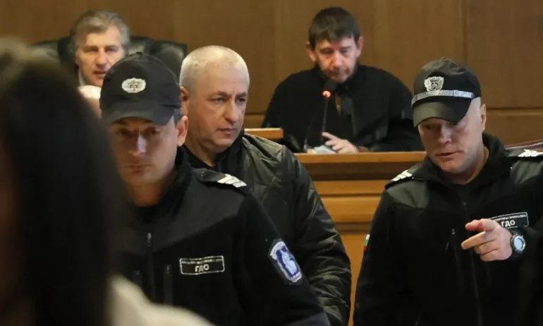 Оставиха в ареста служителите на ИААА, поискали подкуп от шофьорите на Роби Уилямс - Tribune.bg