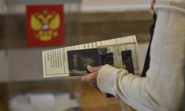 Втори ден референдум за присъединяване към Русия: Въоръжени групи събират вота от врата на врата - Tribune.bg