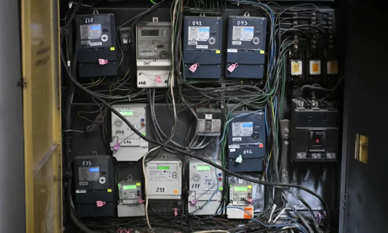 Заради високи сметки за ток: Изслушват енергийното министерство и КЕВР - Tribune.bg