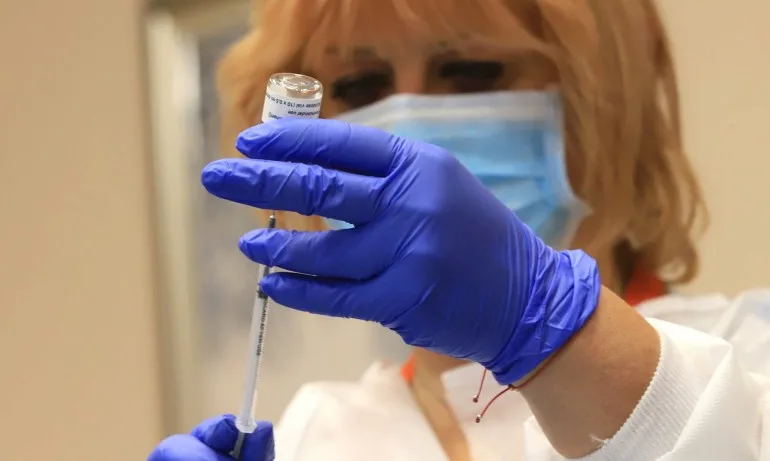 Пристигнаха нови над 22 000 дози от ваксината на Pfizer/BioNTech - Tribune.bg