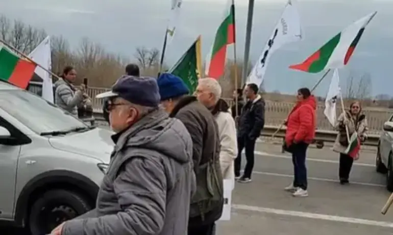 Възраждане блокираха ГКПП Гюешево и Дунав мост 2 - Tribune.bg