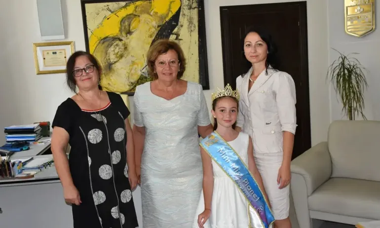 Кметът на Ловеч се срещна с малката Мис Планет 2022 - Tribune.bg
