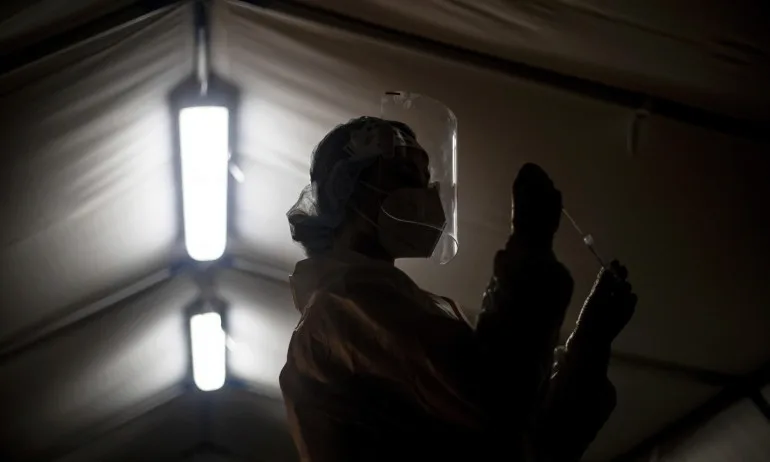 Катастрофални размери: 15 672 нови случая на коронавирус в Чехия - Tribune.bg