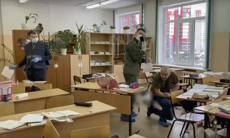 Две жертви в руско училище - 14-годишно момиче стреля с пушка помпа по свои съученици - Tribune.bg