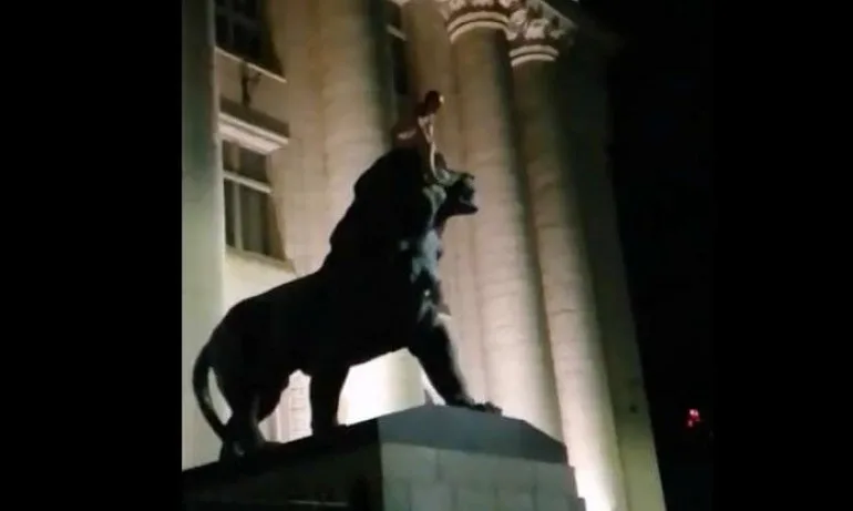 Гол мъж яхна един от Лъвовете на Съдебната палата (18+) - Tribune.bg