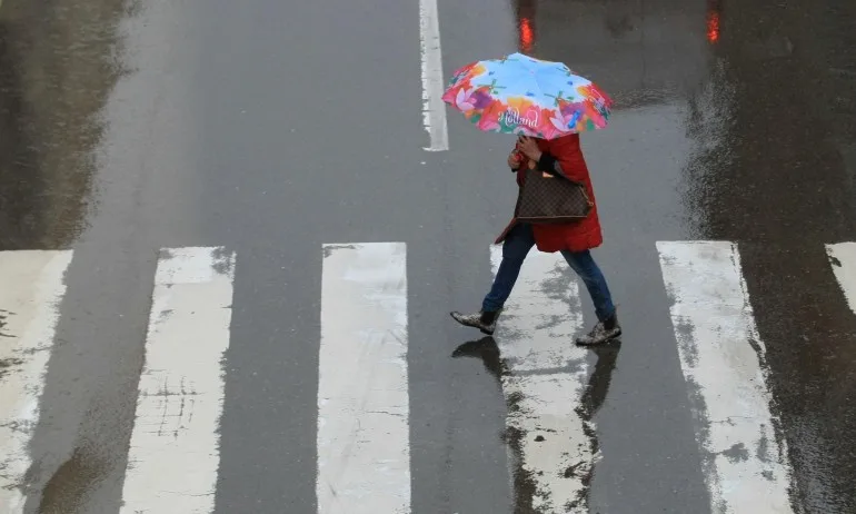 Опасно време: Жълт код за дъжд и гръмотевици в 7 области на страната - Tribune.bg