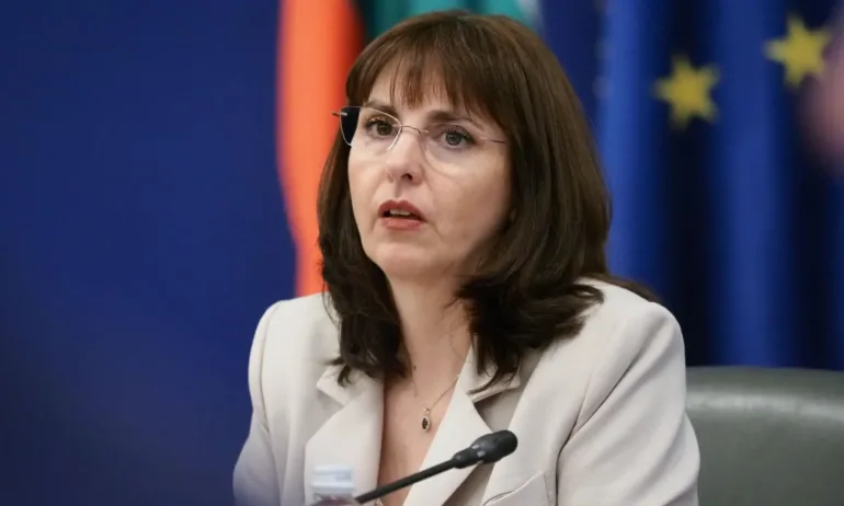 Министър Ефремова: Над 400 пострадали къщи в 10 населени места са обходени след наводненията - Tribune.bg