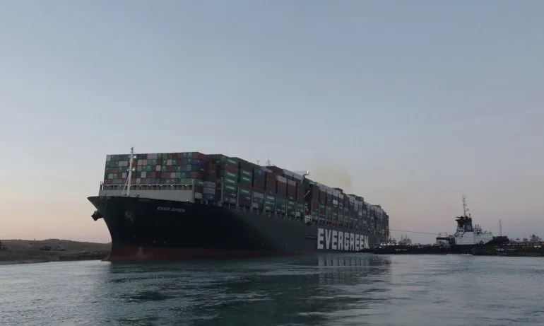 След близо седмица: Възобновиха трафика на кораби през Суецкия канал (ВИДЕО) - Tribune.bg