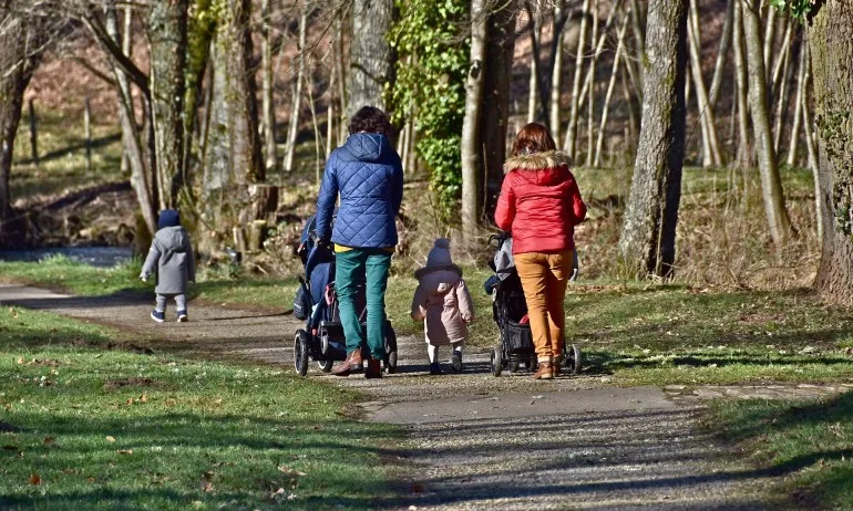 Евростат: Половината от младите българи живeят с родителите си - Tribune.bg
