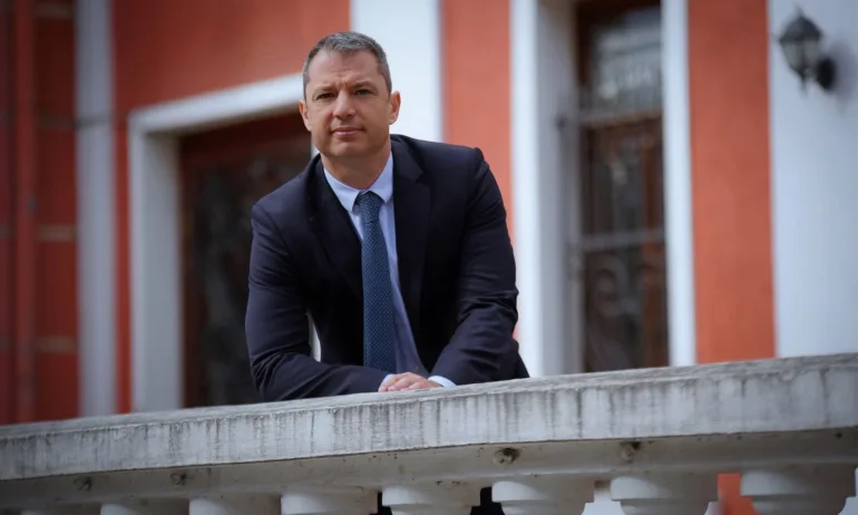 Делян Добрев: Това е снимка с парапет. Не разбирам как може да му се сгреши ъгъла - Tribune.bg