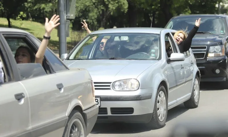 МОН: Отложете абитуриентските балове поне до края на месеца - Tribune.bg