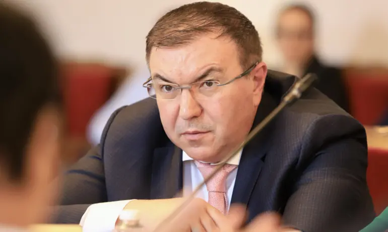 Председателят на парламентарната комисия по здравеопазване проф. Костадин Ангелов сигнализира