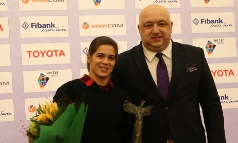Кралев връчи Спортен Икар 2018 на световната и европейска шампионка по борба Тайбе Юсеин - Tribune.bg